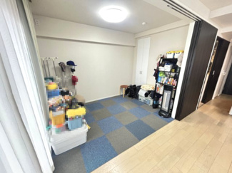 【洋室】 | シティテラス習志野大久保ステーションコート | 収納スペース付きの洋室は、お洋服やおもちゃがスッキリと片付きます！お部屋が片付き広々活用できる魅力的なお部屋でプライベートが充実！