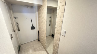 【玄関】 | シティテラス習志野大久保ステーションコート | エコカラット
湿気が多ければ吸収し、乾燥しているときは湿気を放出するという優れた調湿性能を持っています。