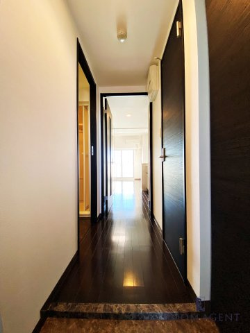 フローラ草平の玄関