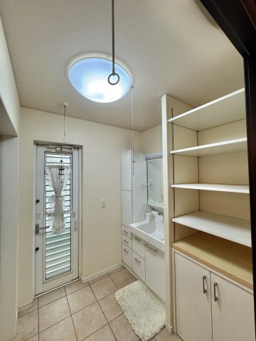 中央区有玉台4丁目の脱衣所|數納スペースがしっかりあり、室内干しもできる機能性も兼ね備えてます。