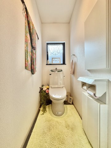 中央区有玉台4丁目のトイレ|1階トイレ、収納スペースと窓もあり明るいです。