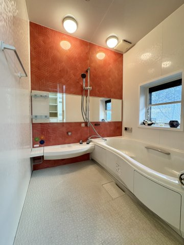 中央区有玉台4丁目の浴室|窓があり換気もできます。足を伸ばしてゆっくりバスタイム！