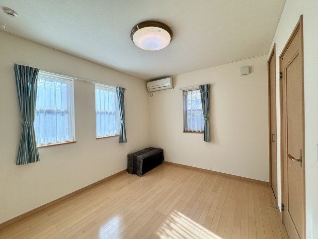 中央区有玉台4丁目の洋室|2階洋室は5.7帖。狭すぎず広すぎず程よい大きさです。