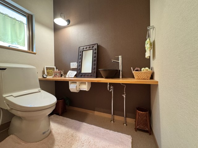 中央区有玉台4丁目のトイレ|2階トイレ。カウンターがついて手洗いボールとアクセントクロスがシックです。