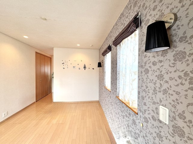 中央区有玉台4丁目の洋室|8帖主寝室。奥にウォークインクローゼット等、収納たっぷりで衣装が沢山しまえます。お部屋はブラックの照明がアクセントになった大人かわいい雰囲気です。