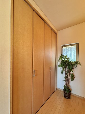 中央区有玉台4丁目の洋室|8帖主寝室。奥にウォークインクローゼット等、収納たっぷりで衣装が沢山しまえます。お部屋はブラックの照明がアクセントになった大人かわいい雰囲気です。