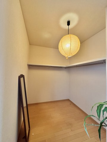 中央区有玉台4丁目の収納|主寝室のウォークインクローゼット。