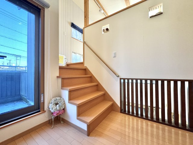 中央区有玉台4丁目のその他|フリースペース入り口の階段。リビングの上なので一段高くなってます。