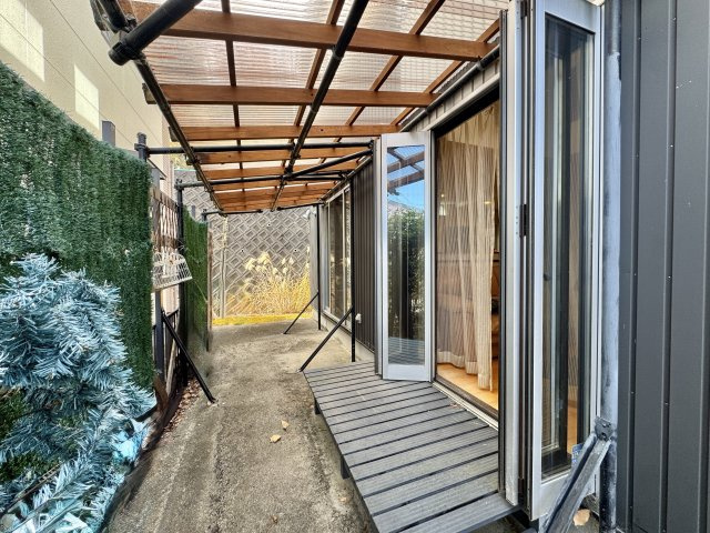 中央区有玉台4丁目のその他|リビングから繋がるスペース。洗濯物干し場にも利用できます。屋根があるから突然の雨でも安心です。