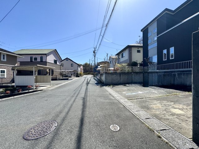 中央区有玉台4丁目の前面道路含む現地写真|車通りは周辺お住まいの方のみの静かな住宅地です。駐車場も3台停められます。
