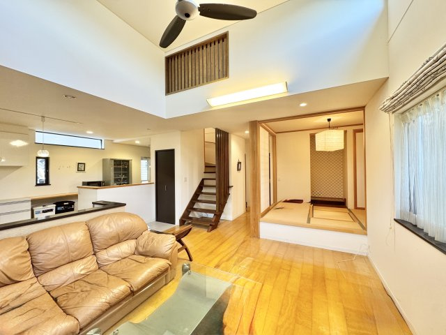 中央区有玉台4丁目のその他|1階はリビングを中心に回遊できる間取りです。リビング階段や和室など開放的な空間です。1階全体に床暖房が敷き詰めてあり家全体が柔らかな温かさに包まれます。