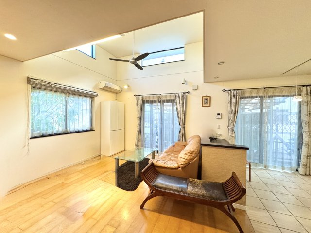 中央区有玉台4丁目のその他|リビングの天井が高く開放感ある空間です。