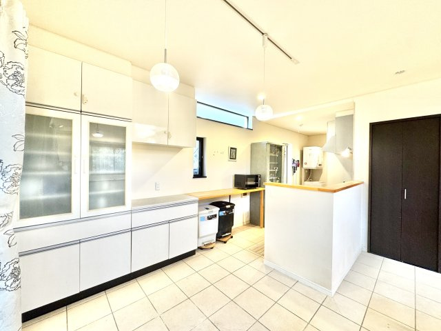 中央区有玉台4丁目のその他共用部分|大きめのカップボードで沢山の食器を収納できます！