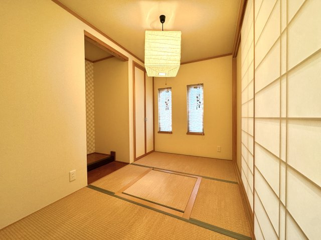 中央区有玉台4丁目の玄関|リビングに繋がる3帖の小上がり和室！掘りごたつ用になってます！障子を閉めれば落ち着く空間。