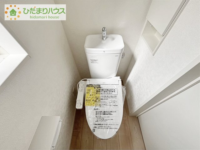 【トイレ】 | 守谷市松前台7丁目　新築戸建 | 小窓が付いているので、トイレも明るい空間になっております♪