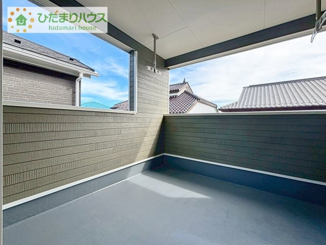 【バルコニー】 | 守谷市松前台7丁目　新築戸建 | 屋根付きの広々インナーバルコニーは、共働きのご家庭の強い味方！急な雨でもお洗濯物の心配がいりませんね(^^)/