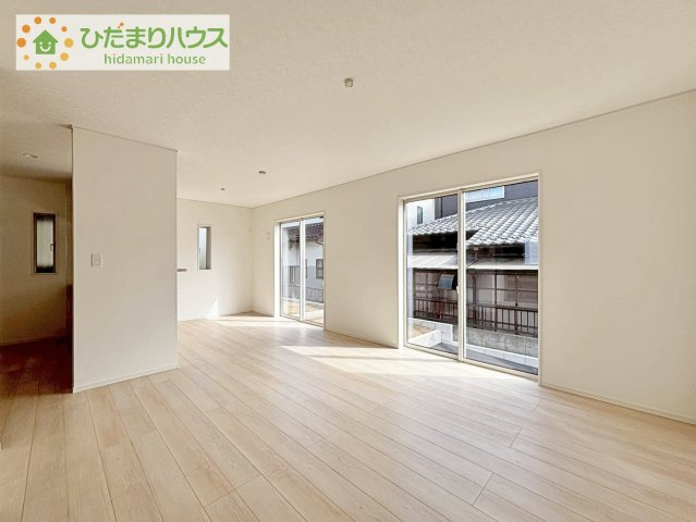 【居間・リビング】 | 守谷市松前台7丁目　新築戸建 | 風通しが良いため、夏は風を感じて涼しく過ごせます♪
