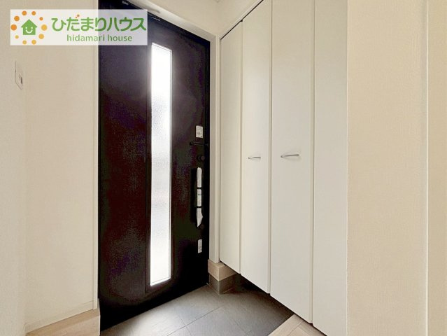 【玄関】 | 守谷市松前台7丁目　新築戸建 | 天井までの高さがあるタップリ玄関収納、姿見・小引き出し付きなのも便利♪