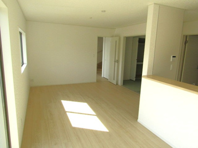 【居間・リビング】 | クレイドルガーデン甲府市羽黒町第1　2号棟 | こちらの居間で趣味の時間をお楽しみください