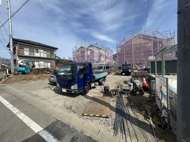 新築　吾妻郡中之条町大字伊勢町第2　１号棟の駐車場|　駐車スペースは並列2台+1台分可能です！					

