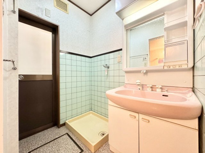 【独立洗面台】 | 山科区川田御出町　中古戸建 | 洗面スペースには勝手口が設けられています。