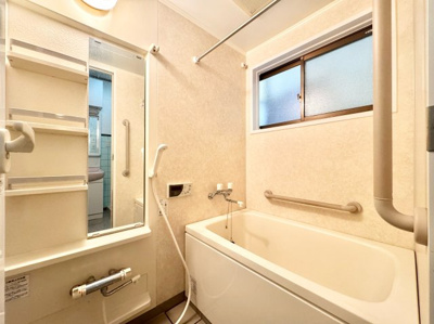 【浴室】 | 山科区川田御出町　中古戸建 | 浴室暖房乾燥機付きで、湿気の溜まりやすい浴室のカビ防止にも便利です。