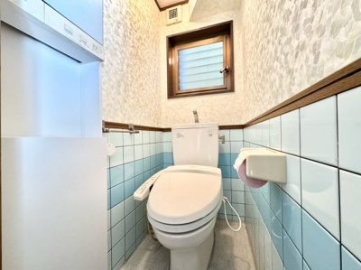 【トイレ】 | 山科区川田御出町　中古戸建 | 【1階トイレ】暖房便座、温水洗浄機能付きで寒い時期も安心です。