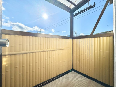 【バルコニー】 | 山科区川田御出町　中古戸建 | バルコニーは南向きで陽当り良好です。