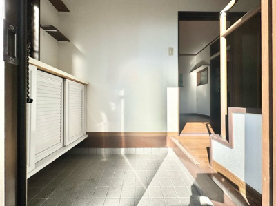 【玄関】 | 山科区川田御出町　中古戸建 | 〈こちらの物件〉に興味がある方はお気軽にお問い合わせ下さい！月々のお支払い希望額からお客様が購入可能な物件の価格をシミュレーション致します(*´▽｀*)