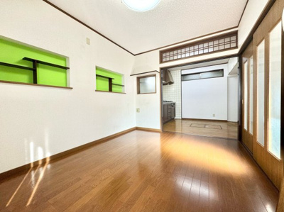 【洋室】 | 山科区川田御出町　中古戸建 | こちらは1階6帖の洋室です。DKと続き間になっており、玄関側からの出入りも簡単ですので来客時の応接室としても便利なお部屋です。