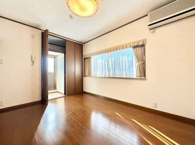 【洋室】 | 山科区川田御出町　中古戸建 | こちらは2階6帖の洋室です。出窓が設けられた陽当り良好のお部屋です。