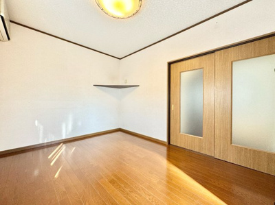 【洋室】 | 山科区川田御出町　中古戸建 | 【洋室6帖　2階】理想のお部屋にリフォームしたい、とにかく安く綺麗にしたい、リフォーム費用を住宅ローンで借りたい等お客様のご要望に合わせたご提案をさせて頂きます。お気軽にご相談下さい！