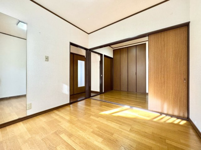 【洋室】 | 山科区川田御出町　中古戸建 | 【洋室4.5帖】こちらは2階4.5帖の洋室です。隣の納戸と続き間になっており、扉を開放し広い洋室としてもご使用いただけます。