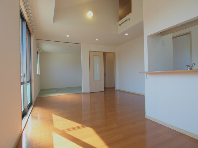 フィオレンテ　A棟の居間・リビング