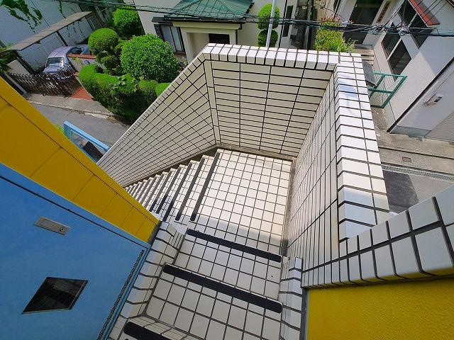 シングルモアのその他共用部分|足元が見やすい階段です