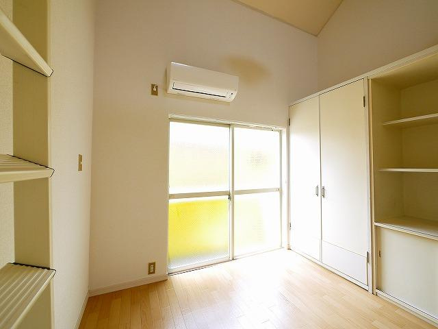 シングルモアの寝室|落ち着いた色調の寝室です