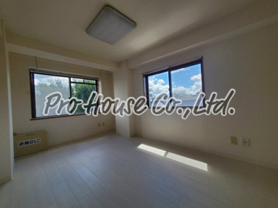 【洋室】 | SUNNY HEIGHTS | 室内の写真は別号室のものになります。