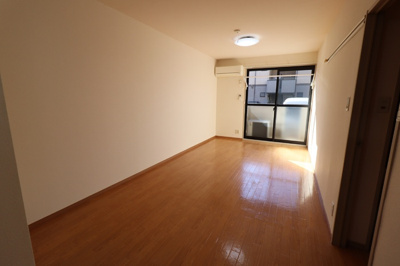 【居間・リビング】 | メゾン森ＰａｒｔⅦ・Ⅷ | リビング全景（エアコン付）