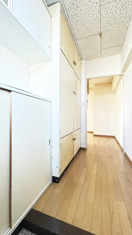 スタンダードビルの玄関