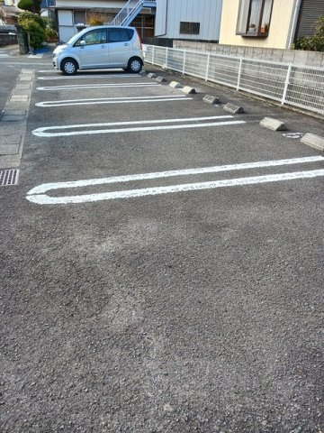 ラ・ヴェールの駐車場|駐車場に車を止められます