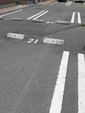 ハピネス　北島Ｃの駐車場|車をお持ちの方に嬉しい駐車場付きの物件です