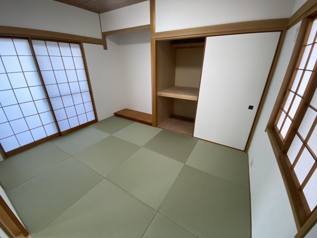 上尾市中妻4丁目の和室|1階和室約6帖。空間を生かした収納付きです。
