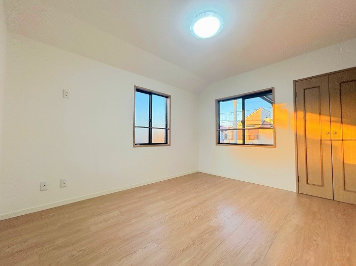 上尾市中妻4丁目の洋室|2階北西側洋室約6.4帖。2面採光により陽当たり良好です。床・クロスを交換済みです。