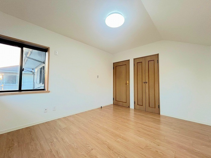 上尾市中妻4丁目の洋室|北東側約6.4帖洋室。床・クロスを交換済みです。