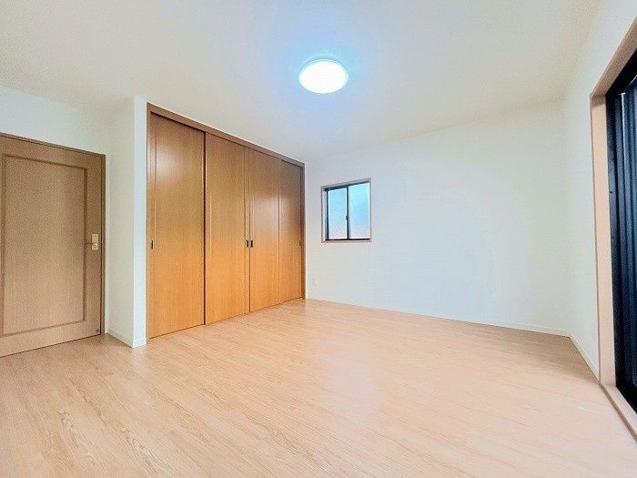 上尾市中妻4丁目の洋室|2階南西側約7.7帖洋室。床・クロスを交換済みです。