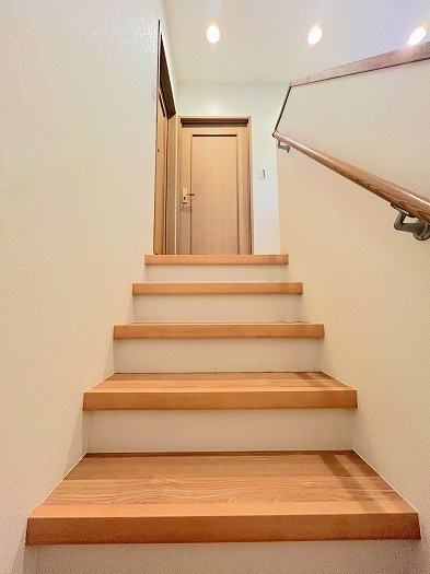 上尾市中妻4丁目のその他|手摺付き階段です。