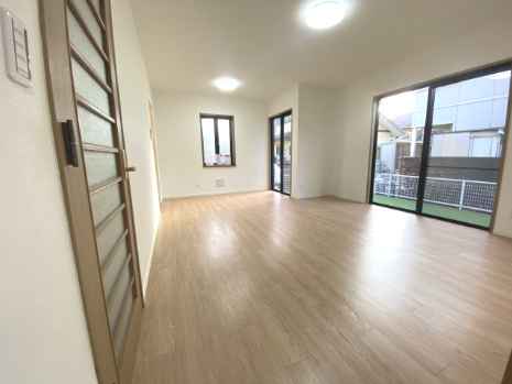 上尾市中妻4丁目の居間・リビング|LD12.4帖。南西向きなので陽当たり良好です。