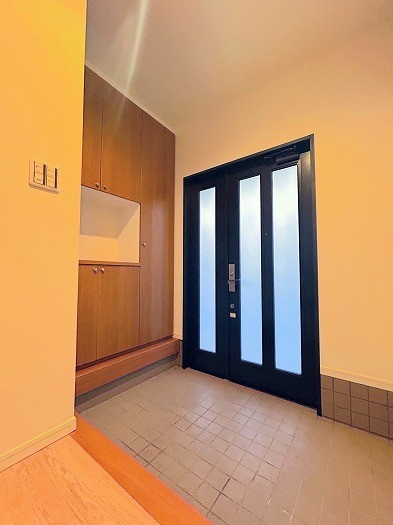 上尾市中妻4丁目の玄関|収納付きです。