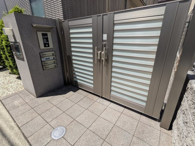 コージーヴィラのエントランス|外構オートロック付きのエントランス