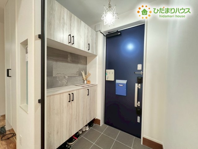 熊谷市原島　中古一戸建ての収納|星形照明が出迎えてくれる玄関には、収納力のあるシューズボックスを完備しています！カウンター部分に季節の小物を飾ったり鍵や印鑑を置いたりできるので玄関周りがいつもスッキリと綺麗に保てて気持ち良いです♪